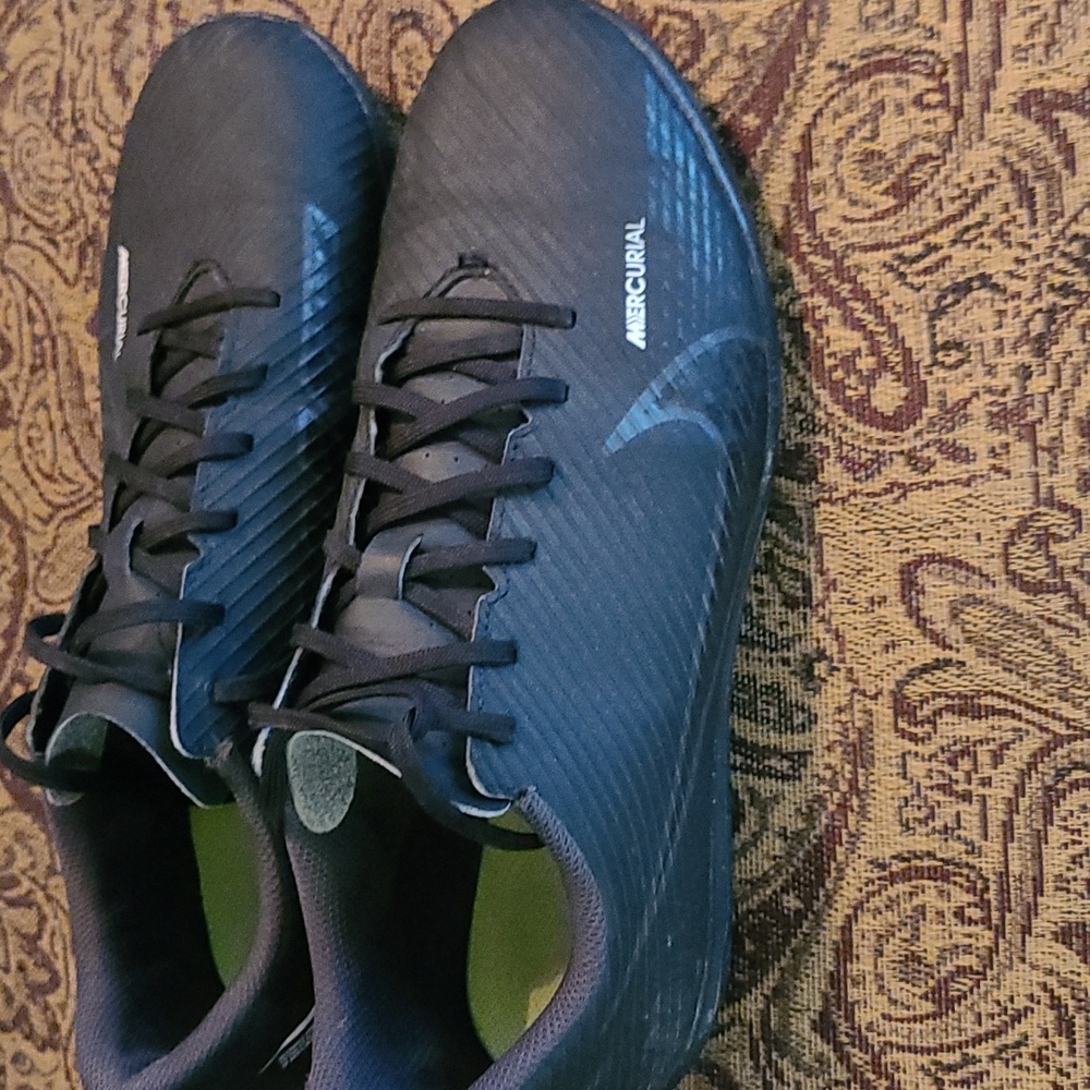 Mens Size 9.5 Nike Indoor Soccer Shoes